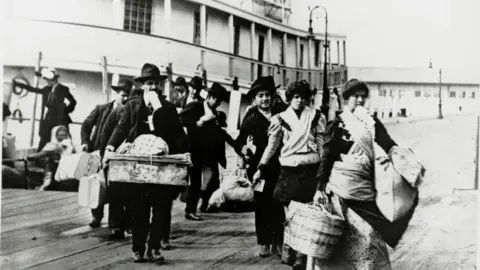 Getty Images Immigrants arriving from Europe in1920