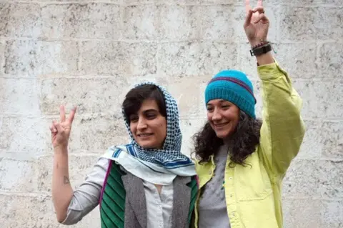 EPA Elaheh Mohammadi (L) and Niloufar Hamedi (R) pose for a photo after being released from Evin prison in Tehran, Iran (14 January 2024)