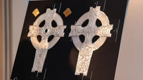 Design of the Cross of Wales