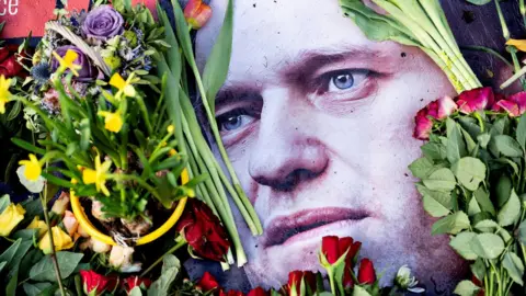 路透社 2024 年 2 月 17 日，丹麦哥本哈根，俄罗斯反对派领导人阿列克谢·纳瓦尔尼去世后，人们在俄罗斯大使馆外献花。