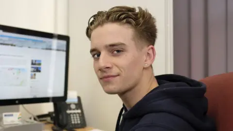 Handout Elliott Holmes