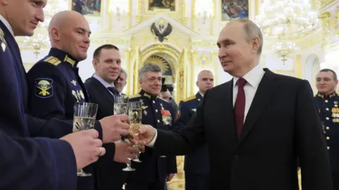 EPA Vladimir Putin toasts with servicemen awarded with Gold Star medals of Heroes of Russia