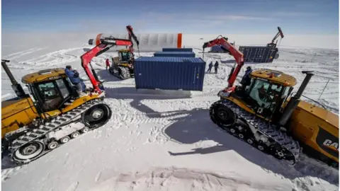 Armand Patoir/PNRA Setting up camp