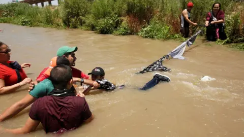 Reuters Honduras asylum seekers crossing the Rio Bravo river