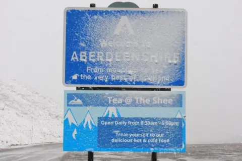 Shone/BBC Weather Watchers Snow covered road sign