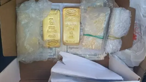 Izvestia Gold bars allegedly found in the search