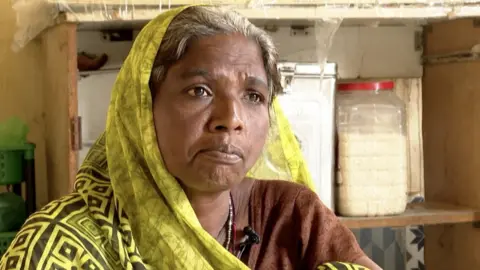 Pavan Jaiswal/BBC Ratnaben says she has not received the compensation promised to her after her husband's death