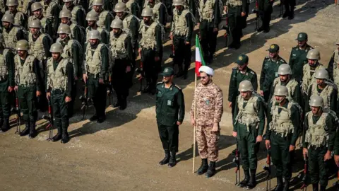 Reuters Członkowie Korpusu Strażników Rewolucji Islamskiej biorą udział w ćwiczeniach wojskowych sił lądowych irańskiej Gwardii Rewolucyjnej.  Mężczyzna trzymający irańską flagę