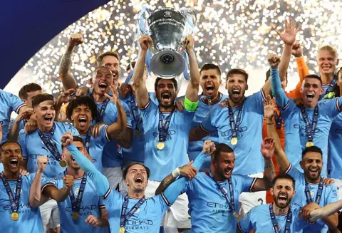 Molly Darlington / Reuters Manchester City's Ilkay Gundogan lifts the trophy