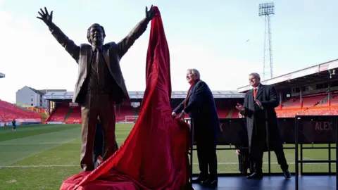 Sir Alex Ferguson statue unveiled at Aberdeen's Pittodrie Stadium