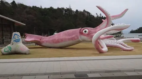 The Tonarinopoti YouTube Channel Huge pink squid statue