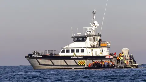 Getty Images 국경수비대에 의해 영국 해역에서 작은 보트가 구조되었습니다.