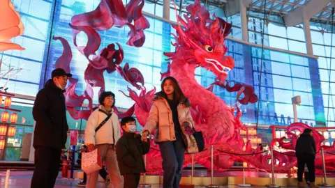 环境保护署 (EPA) 人们走过中国北京一家购物中心的龙灯