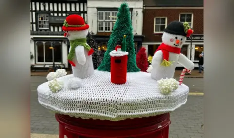 Bridgnorth Town Council A festive postbox topper