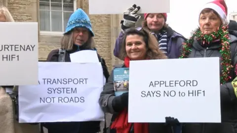 HIF1 protesters outside Oxford County Hall