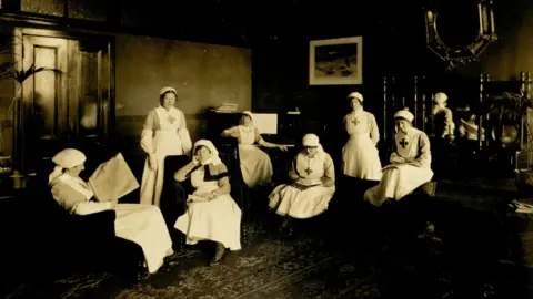 Edinburgh Napier University (WPC.b.0538) Nurses in Craiglockhart War Hospital, March 1917
