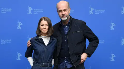 Getty Images-regissør Erik Poppe sammen med skuespillerinnen Andrea Berntzen på filmfestivalen i Berlin