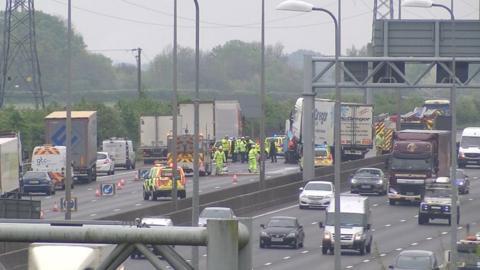 closes lorry luton spill delays advised motorists