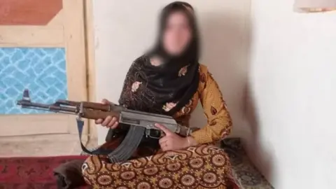 SOCIAL MEDIA Picture of the Afghan girl with a weapon