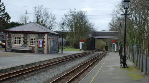 Alan Fryer/Geograph Dinas Station