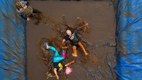 Reuters Wrestlers covered in gravy