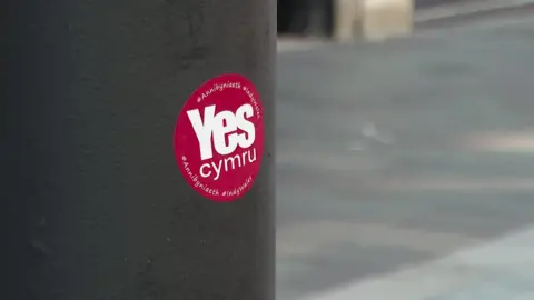 YesCymru sticker on lamppost