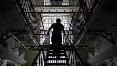 Michael Charles Burham: US inmate with 'survivalist skills' in Pennsylvania jail  break - BBC News