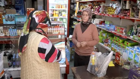 BBC/Ozgur Arslan  A shopkeeper in Istanbul speaks with a customer