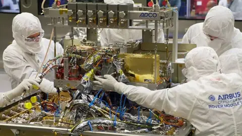 AIRBUS Installation of three main instruments