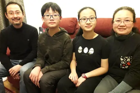 Andy Li (L) and Teri Wong (R) with their children