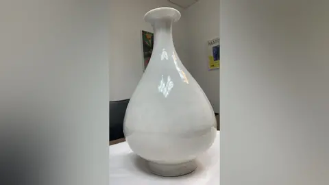 Met Police Ming era vase