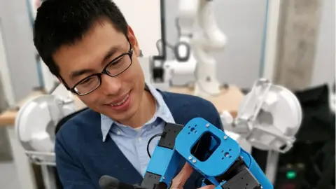 Edinburgh University Alex Li is the Head of the Advanced Robotics Lab, University of Edinburgh