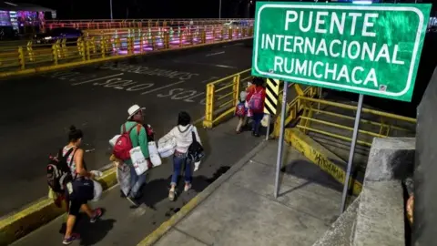 AFP Venezuelans cross the Rumichaca International Bridge, in the border between Ipiales in Colombia, and Tulcan in Ecuador, on August 23, 2018.