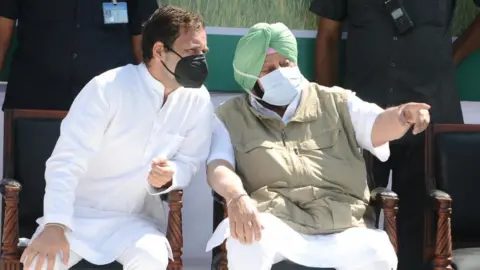 Getty Images Congress leader Rahul Gandhi interacts with Punjab Chief Minister Captain Amarinder Singh during 'Kheti Bachao Yatra', in protest against the new farm bills, on October 5, 2020 In Sangrur, India.