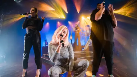 Mauricio Santana Kirsten Joy, Grace Chatto, Stephanie Benedetti, Nikki Cislyn of Clean Bandit performing in February 2019