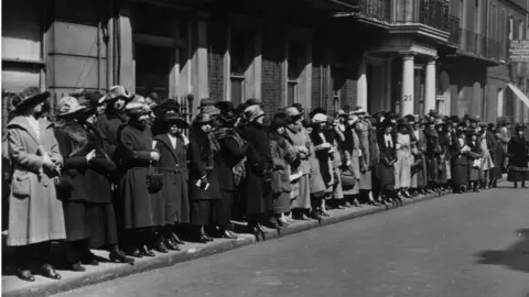 Topical Press Agency / Getty Images Wellwishers in Bruton Street 1923