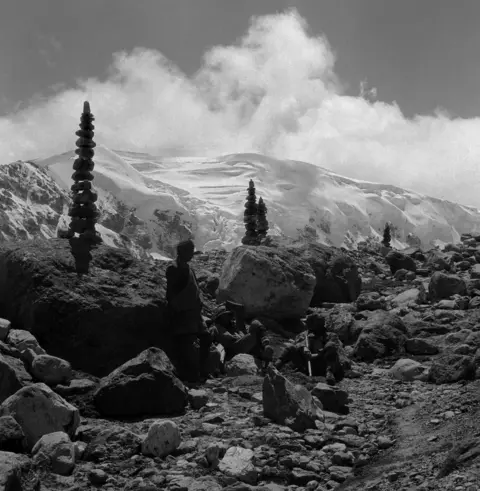 RGS-IBG/Salto-Ulbeek A black and white picture showing cairns at a rest stop on the way up to the Kharta Glacier