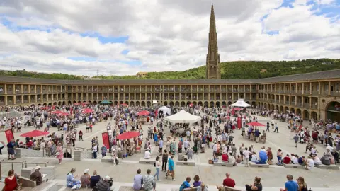 Stu Johnston Antiques Roadshow at Piece Hall