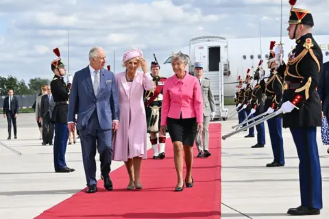 PA Media French Prime Minister Elisabeth Borne welcomes the King and Queen upon their arrival at the Orly Airport