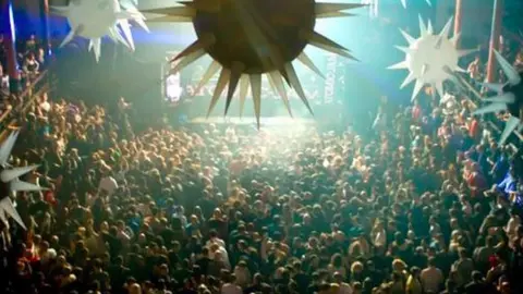 Handout Night at the Que Club