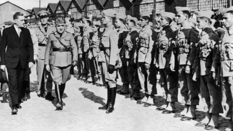 Getty Images: Antonio De Oliveira Salazar inspeciona as tropas portuguesas das Ilhas dos Açores em Lisboa em 22 de outubro de 1940