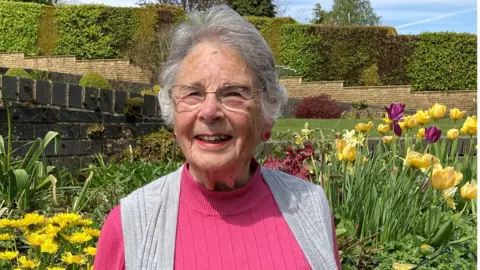 Macmillan Cancer Support Lyn Mitchell