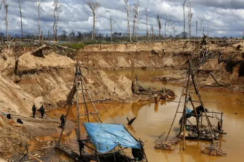 Reuters Peruvian police officers take part in an operation to destroy illegal gold mining camps in a zone known as Mega 14, in the southern Amazon region of Madre de Dios, Peru, 13 July 2015