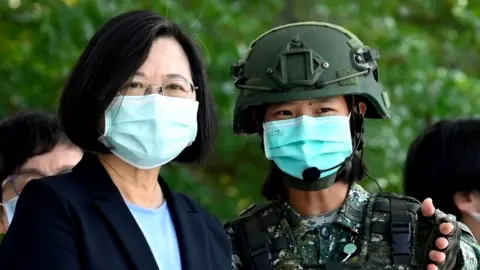 AFP President Tsai Ing-wen (L) on a visit to a military base - 9 April