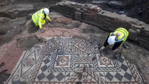 MOLA/Andy Choppin Archaeologists uncover the mosaic