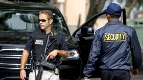 Image shows agents outside Trump's Florida home