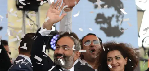 EPA Nikol Pashinyan (L) and his wife Anna Hakobyan (R) celebrate with supporters in the Republic Square in Yerevan, Armenia, 08 May 2018