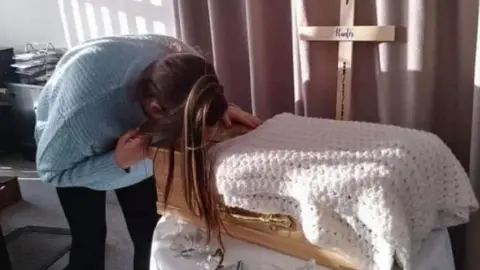 Chloe Robinson Chloe Robinson and her stillborn baby Hunter's casket