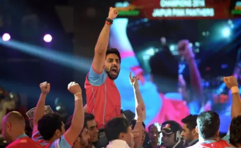 Getty Images The Jaipur Pink Panthers team celebrates with their owner and Bollywood actor Abhishek Bachchan (C) after winning the final match against U Mumba team in the Pro Kabaddi League in Mumbai on August 31, 2014