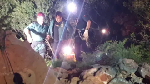 Twitter/@112IllesBalears Xisco Gràcia being helped from the cave by two rescuers